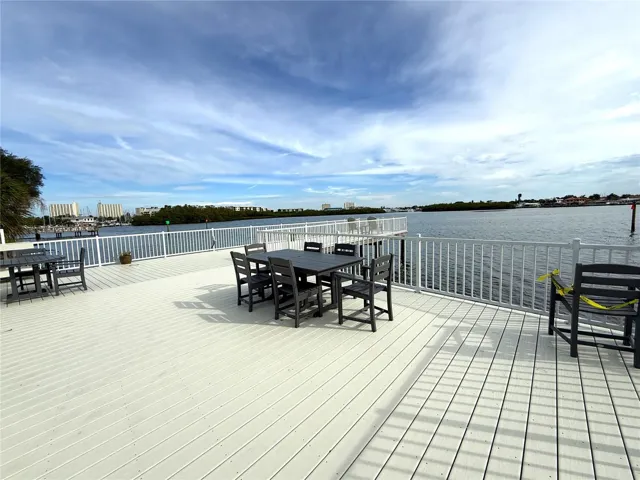 Expansive deck