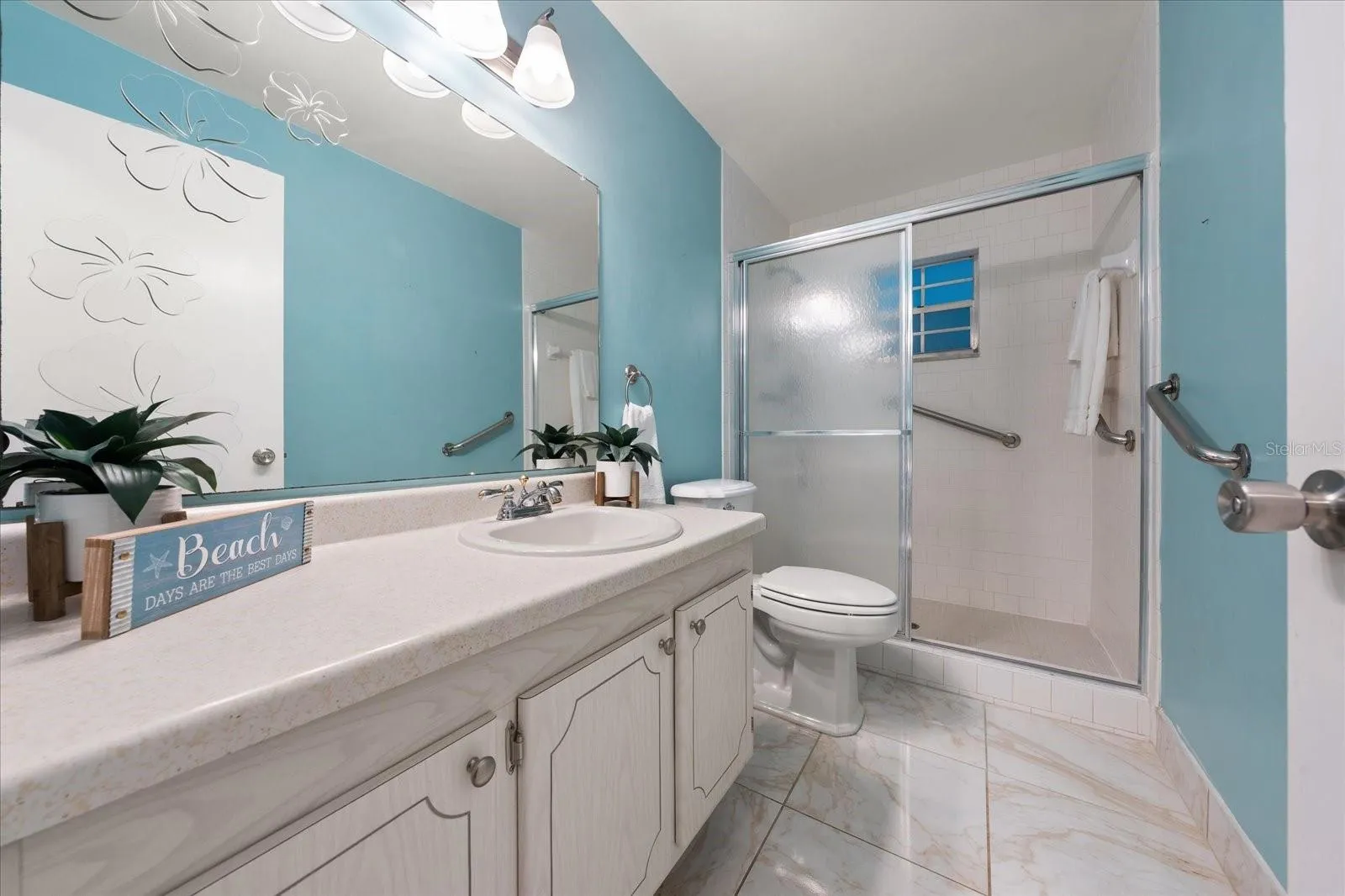 Full hall bath
