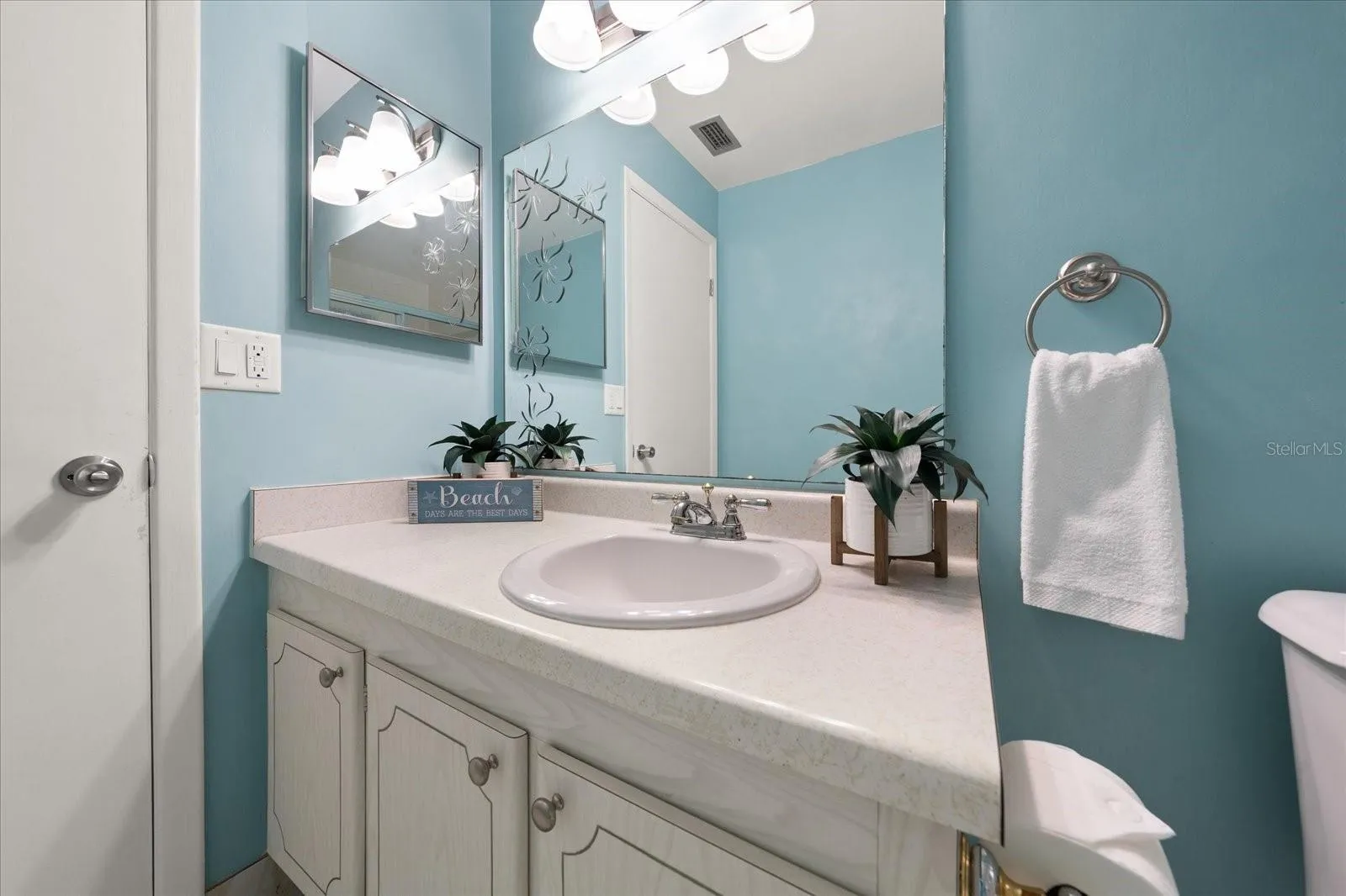 Full hall bath