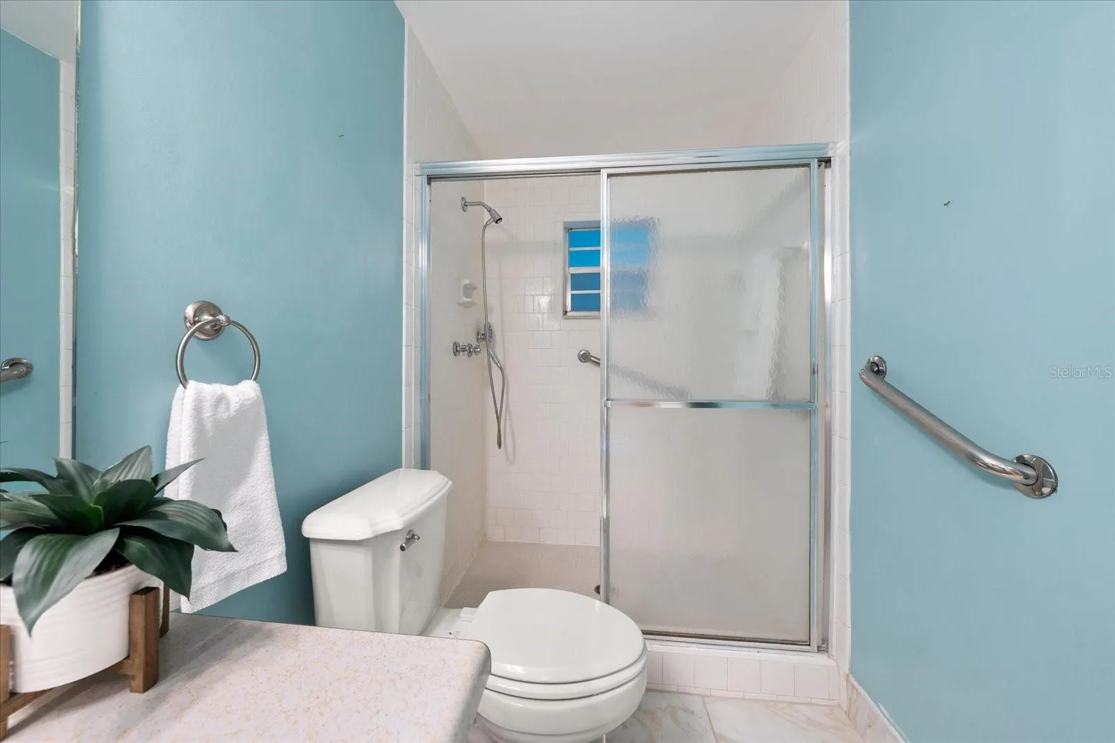 Full hall bath