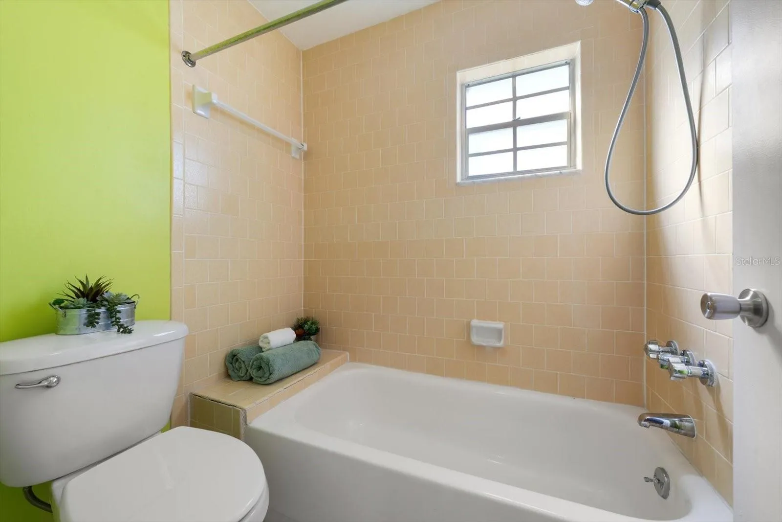 Primary en suite bath