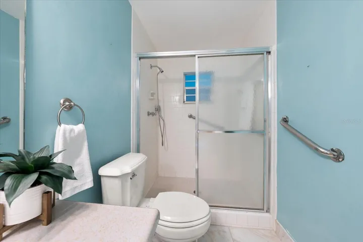 Full hall bath