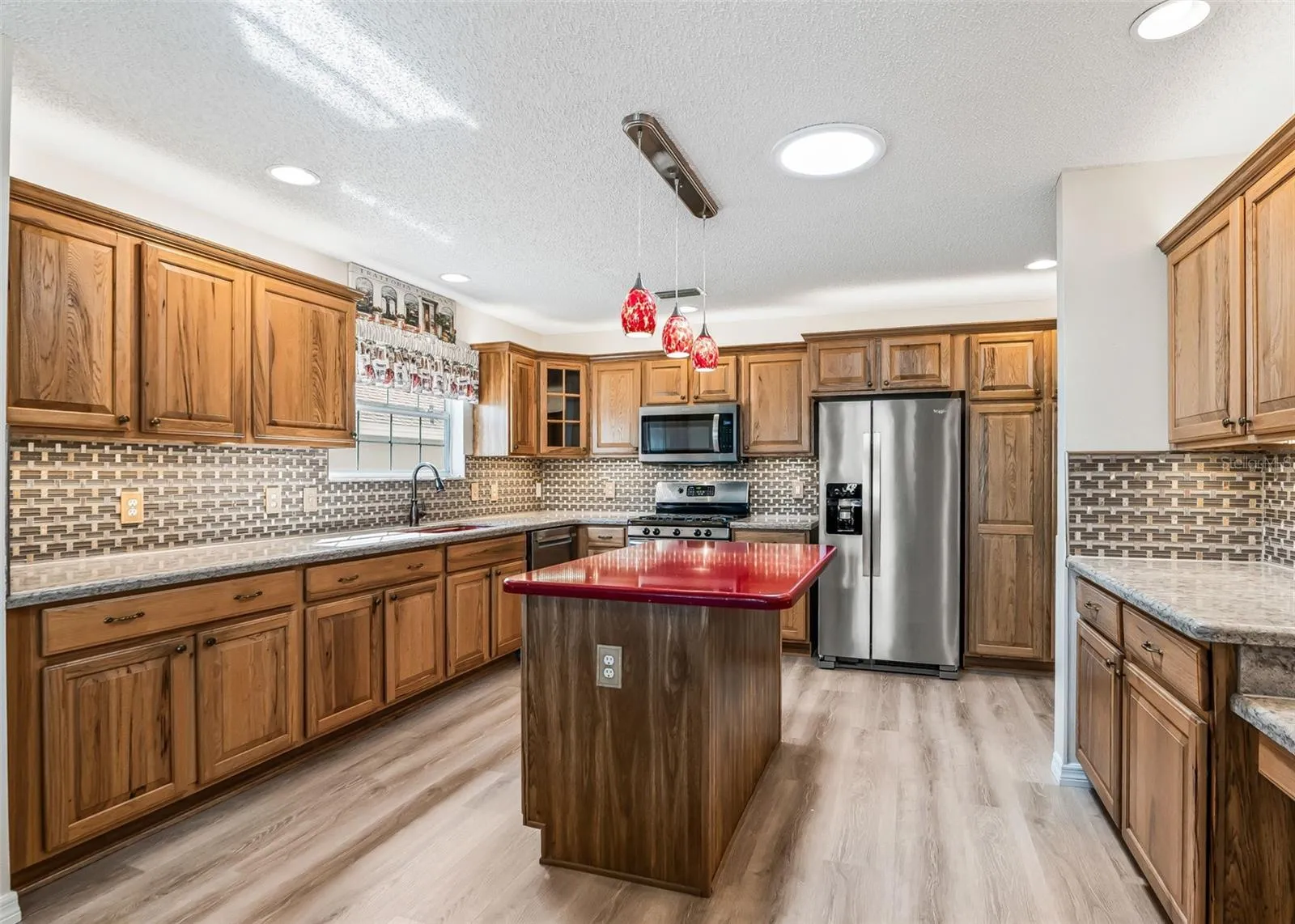 Granite Counter-tops &amp; Tile Backsplash