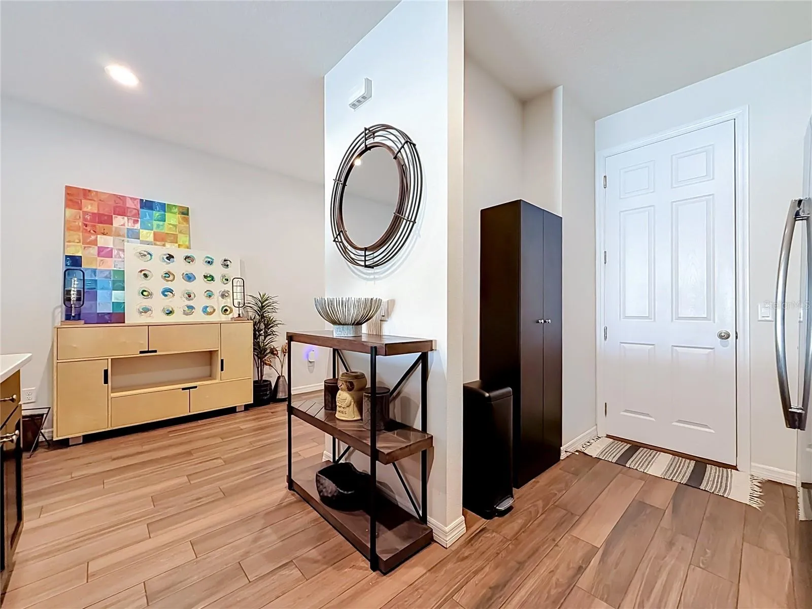 The well-appointed kitchen offers SOLID WOOD CABINETRY, GRANITE countertops, stainless steel appliances, a breakfast bar, and ample storage.