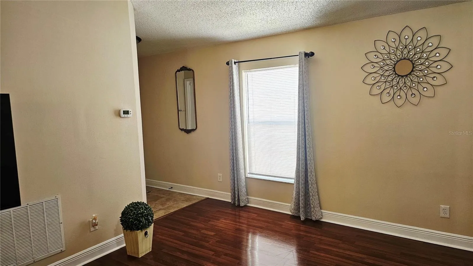 LV Vaulted Ceilings & Decorative Shelving