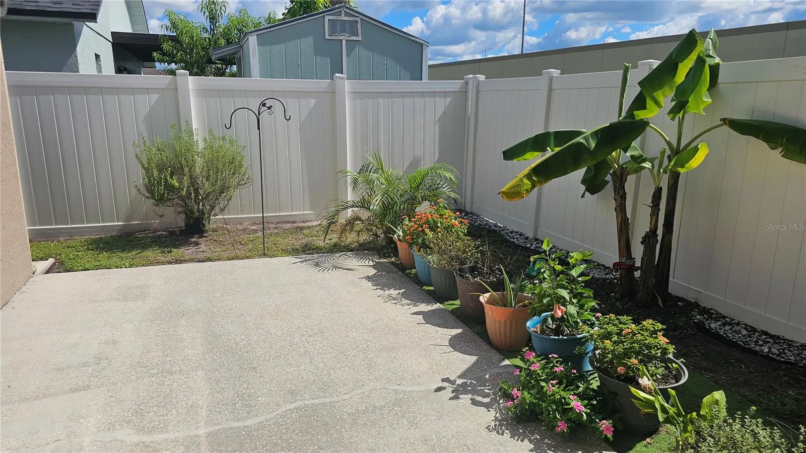 Backyard Patio & Garden Area