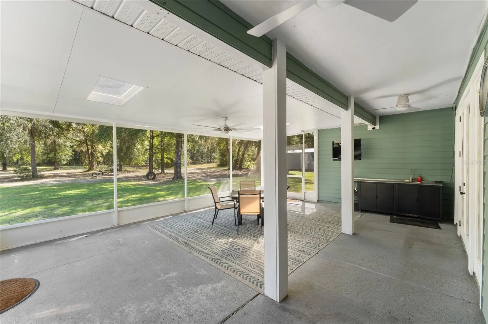 Spacious screened lanai