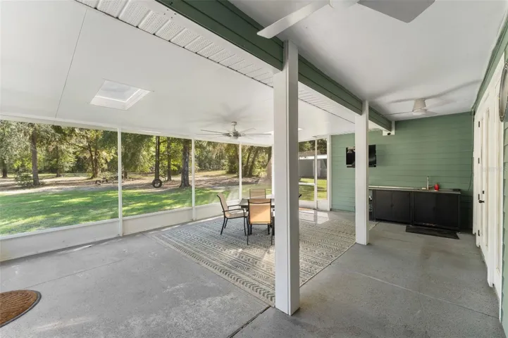 Spacious screened lanai