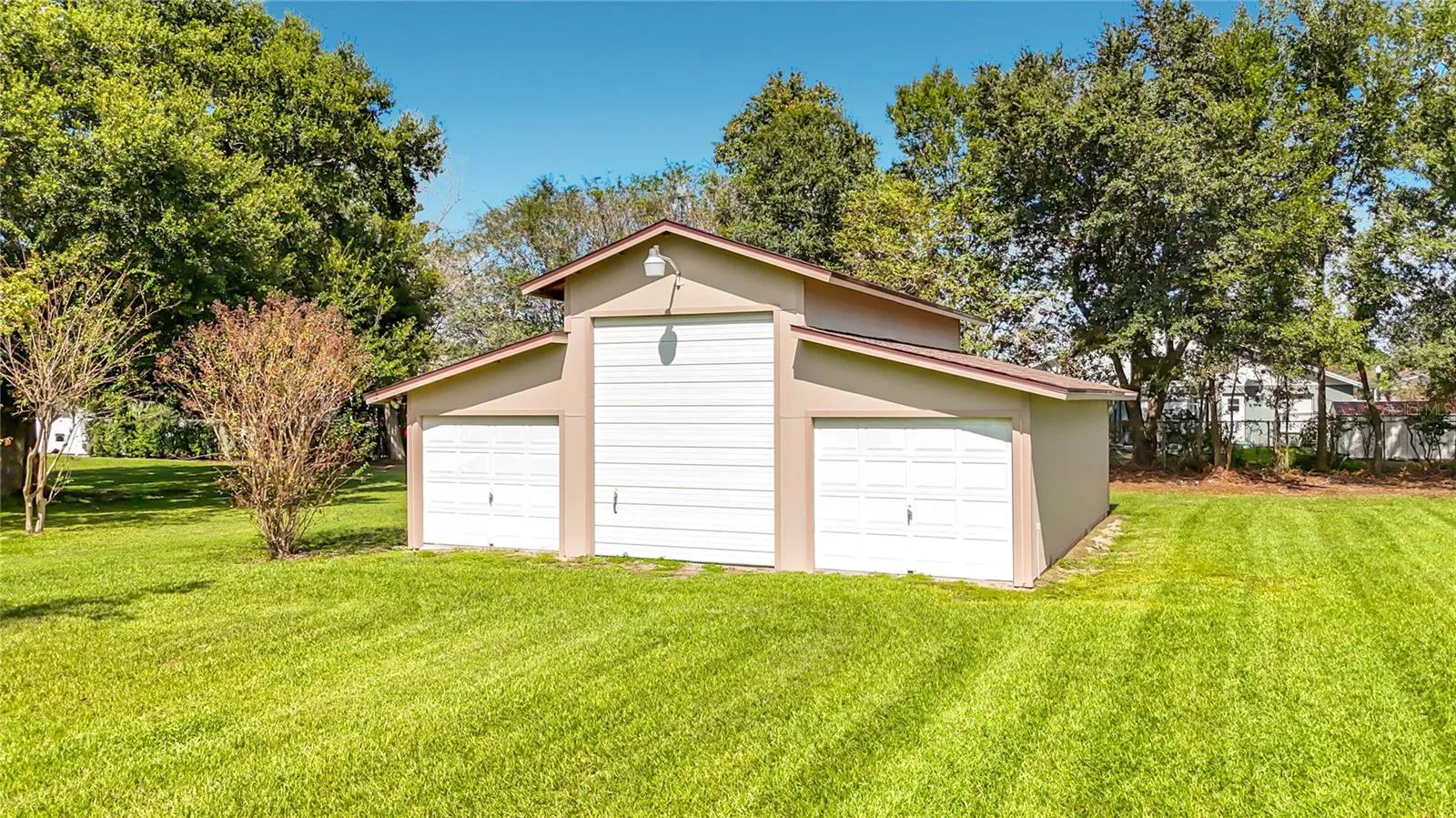 Barn has 3 large roll-up doors