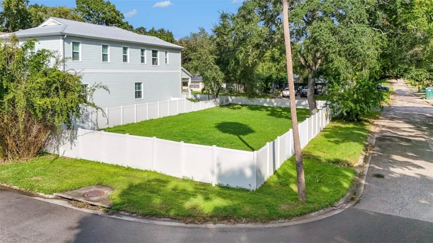 Rear of property on cul-de-sac St.