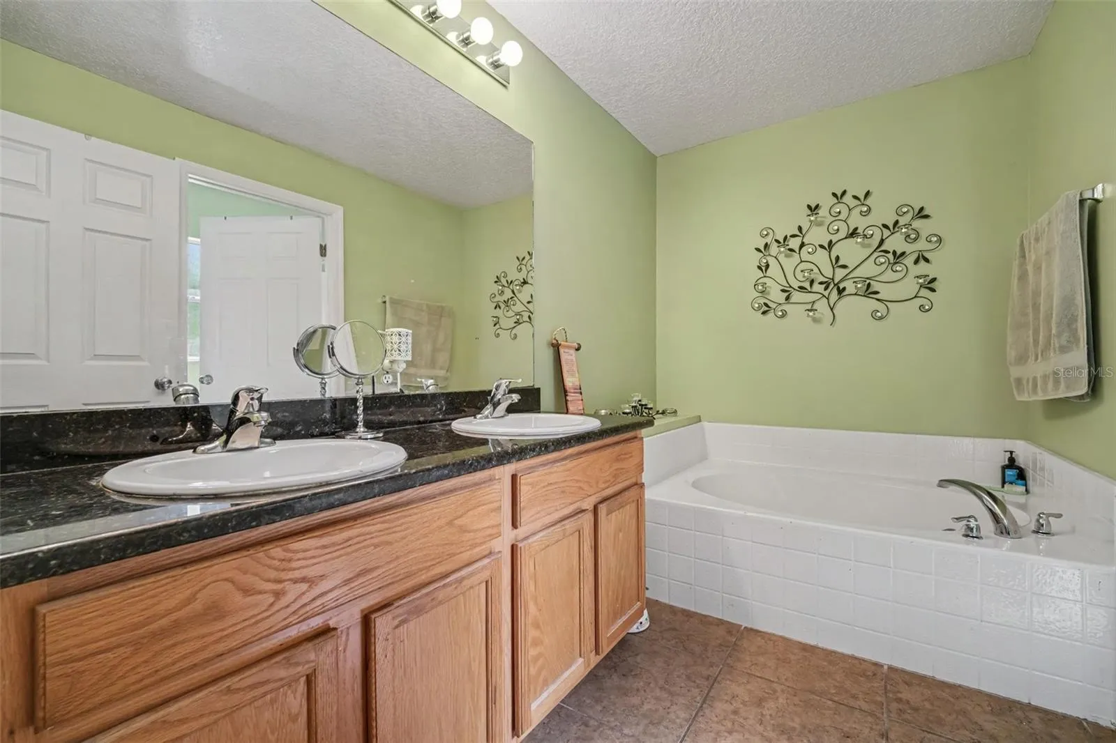 Primary bath w/ double sinks and granite countertop
