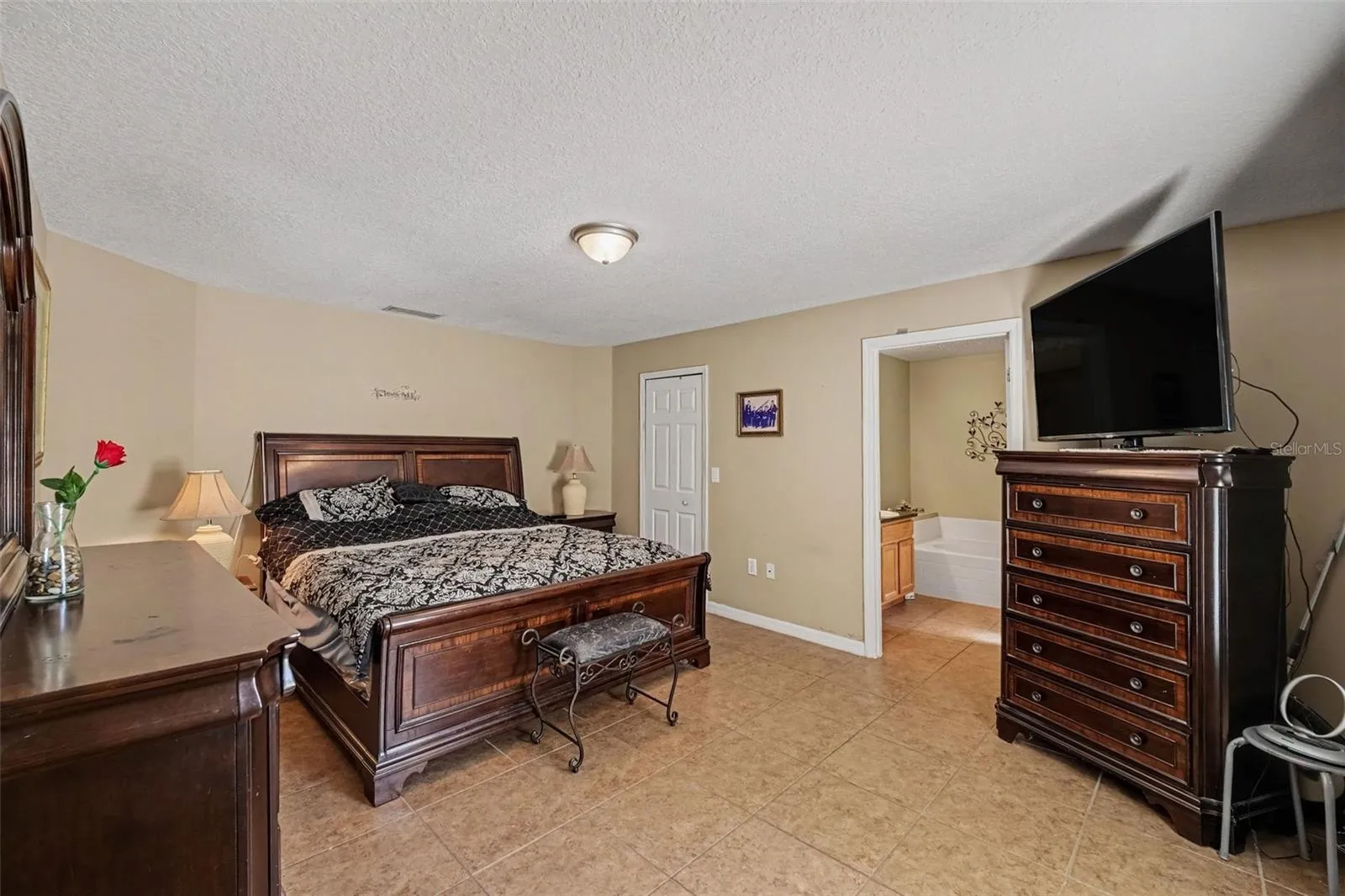 Enormous primary suite w/ walk in closet