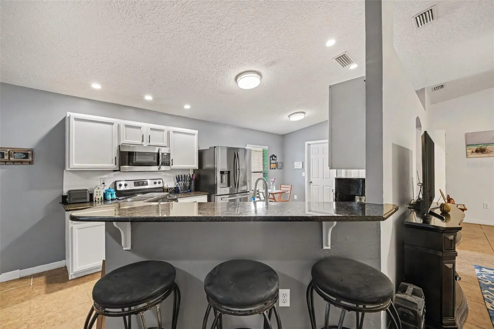 Breakfast Bar w/ addtional seating