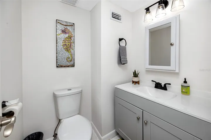 1/2 bath perfect for guests