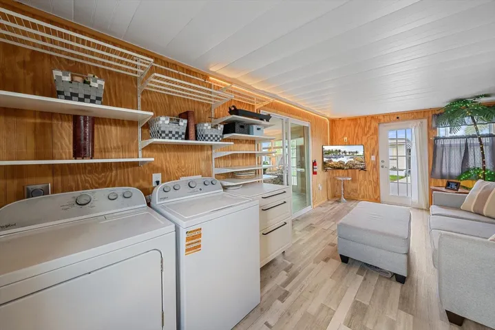 Bonus room & laundry