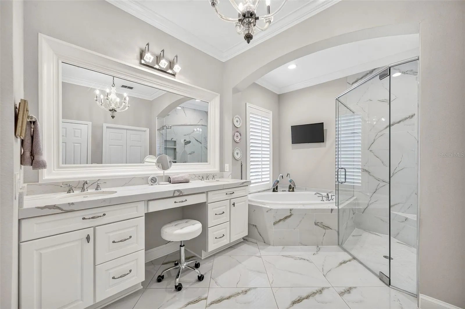 Dual Sinks and Marble Countertops