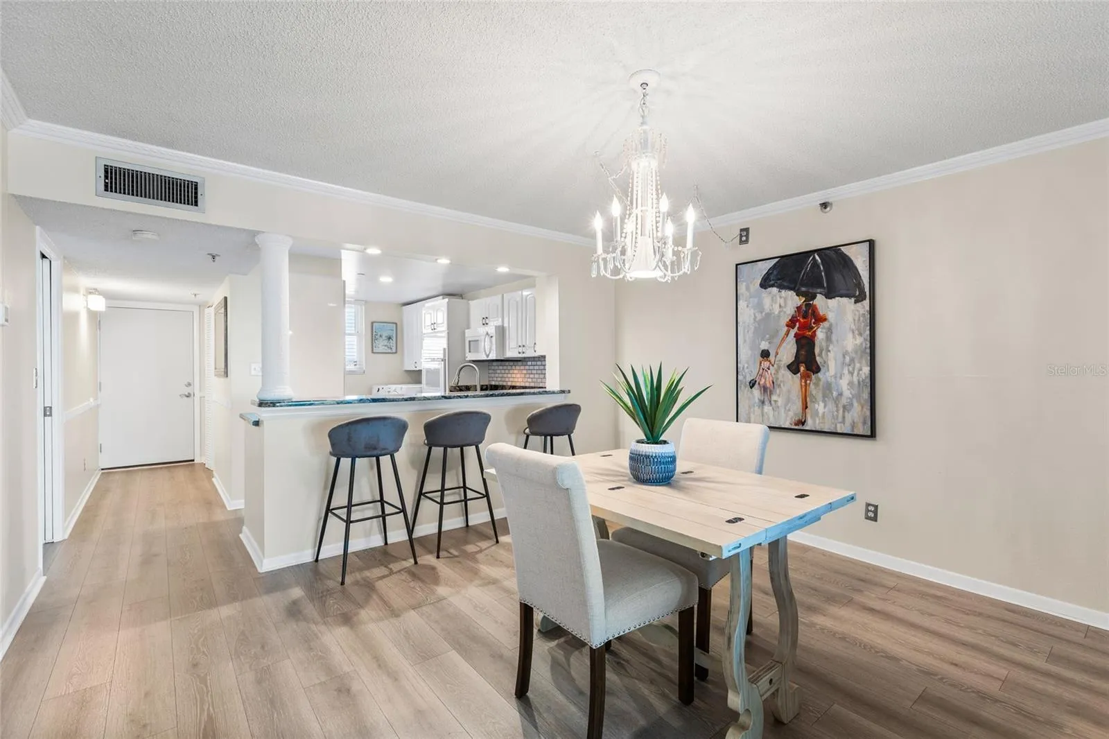 Dining Area/Kitchen Bar