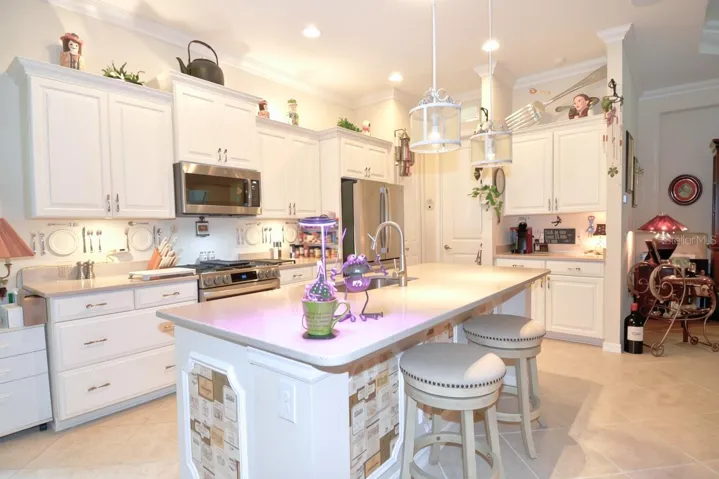 Kitchen and Breakfast Bar