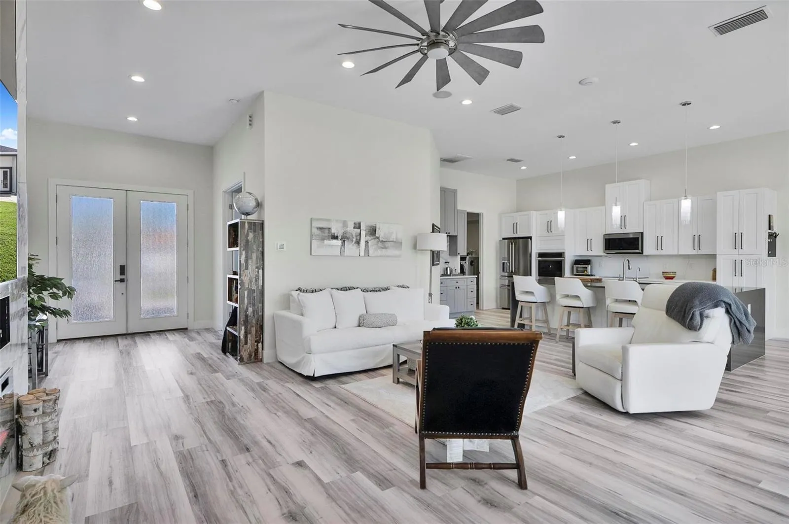 CENTRAL LIVING SPACE WITH FIREPLACE