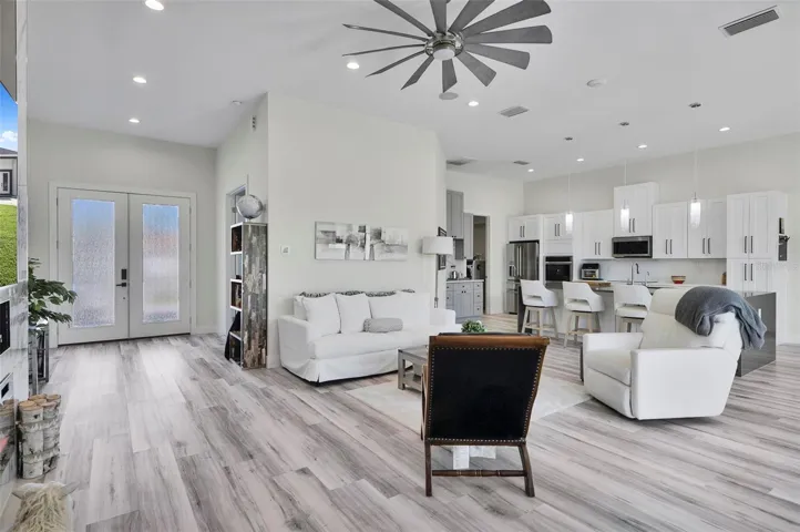 CENTRAL LIVING SPACE WITH FIREPLACE