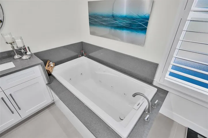 DEEP JETTED TUB