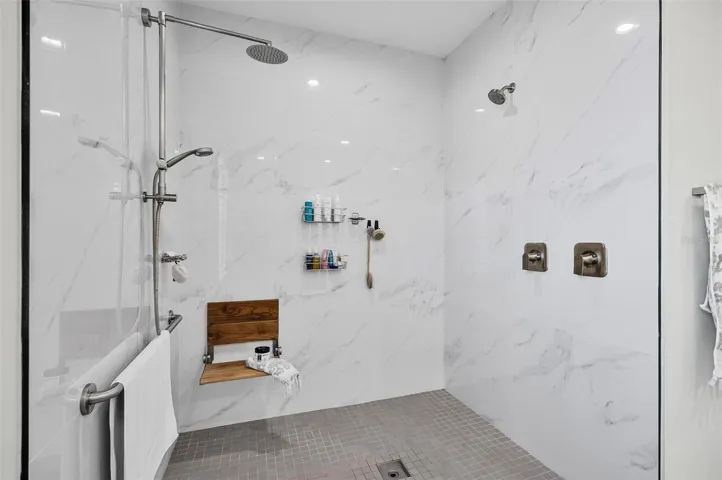 WALK IN SHOWER WITH SEAT AND SPA FEELING