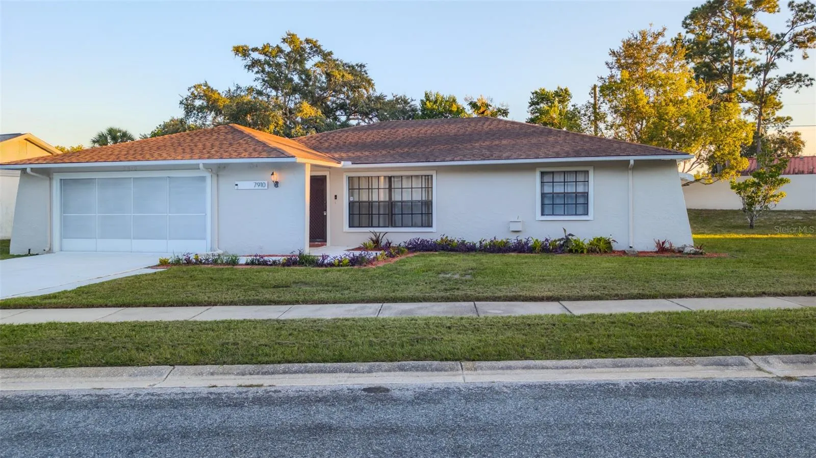 Extrior NOT in a deed restricted neighborhood
