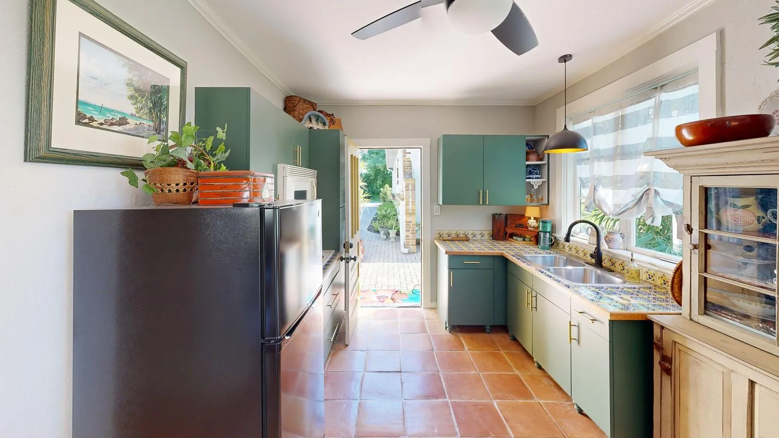 Cottage kitchen (alternate view).