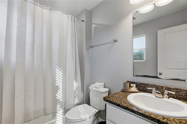 En-suite bath #1