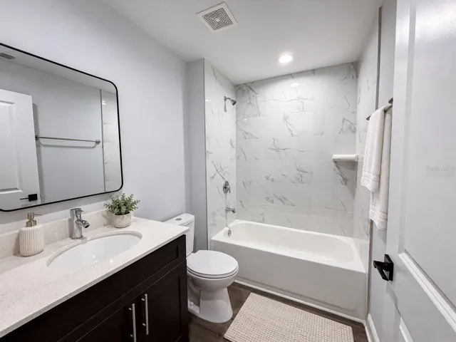 Tub bathroom - virtually staged