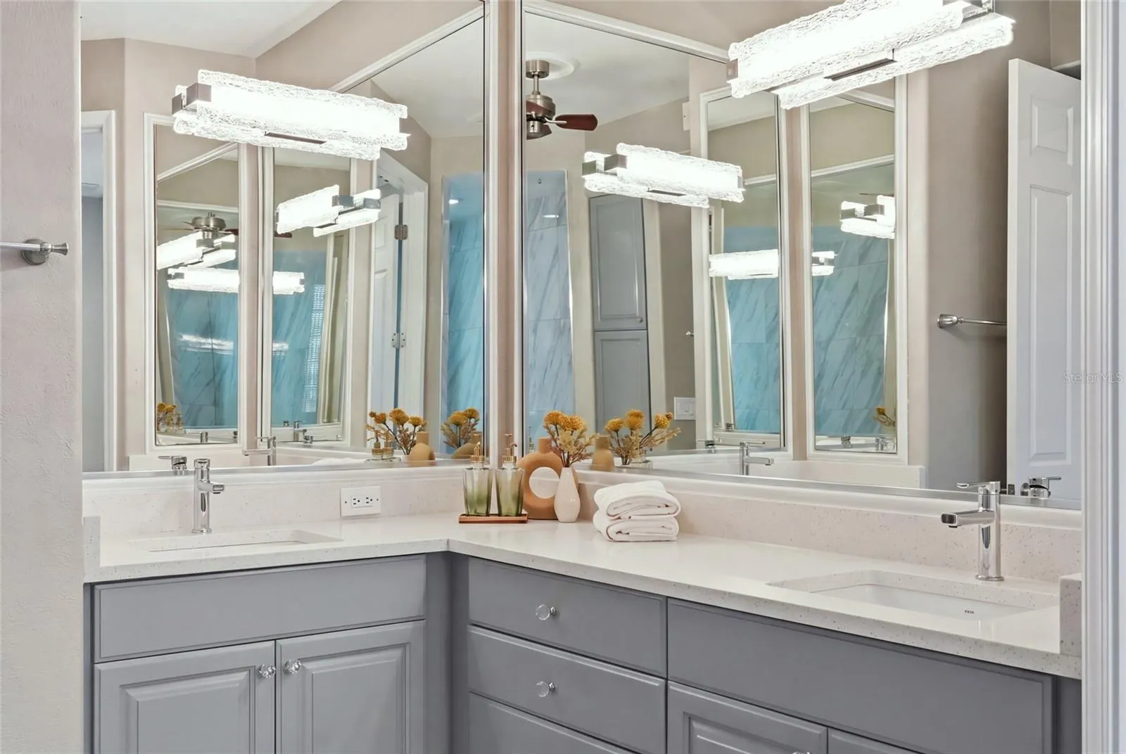Double sinks and plenty of mirrors in en suite
