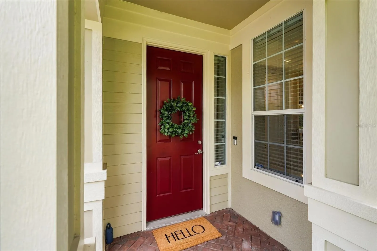 Charming covered entry (Ring doorbell conveys)
