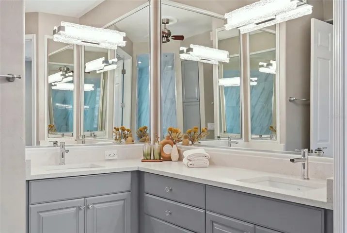 Double sinks and plenty of mirrors in en suite
