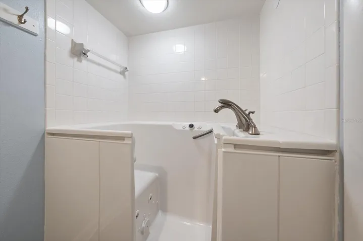 Walk in tub