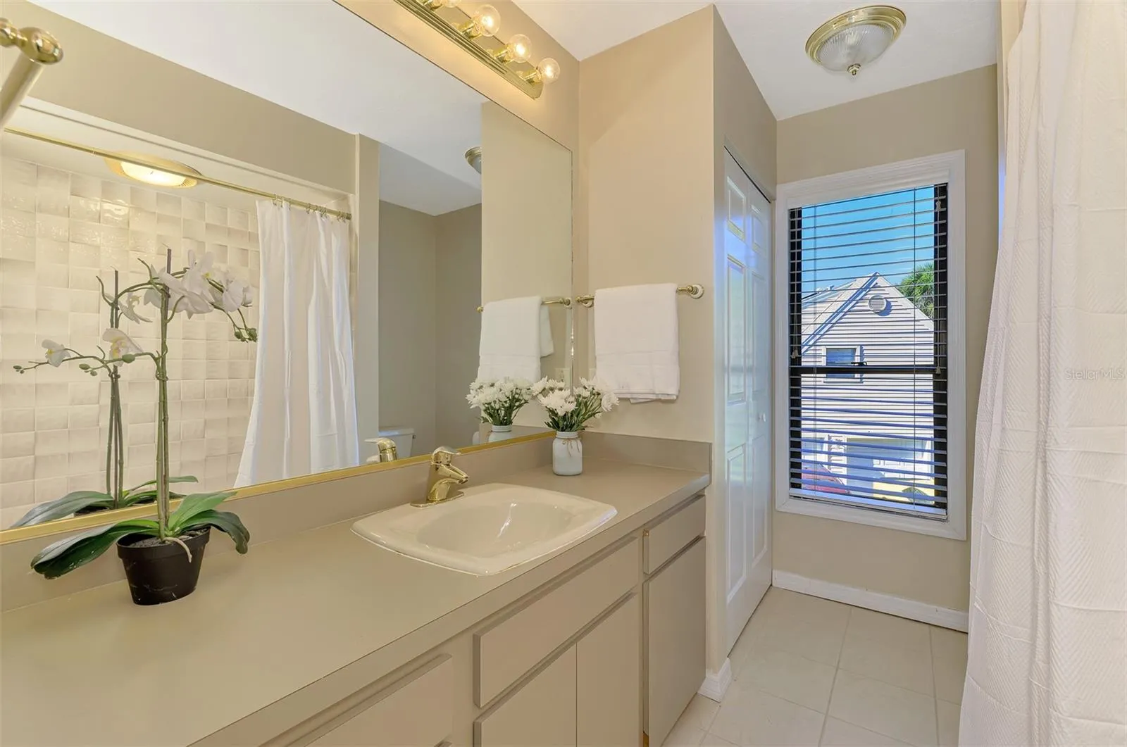 Bedroom 2 - en-suite bath
