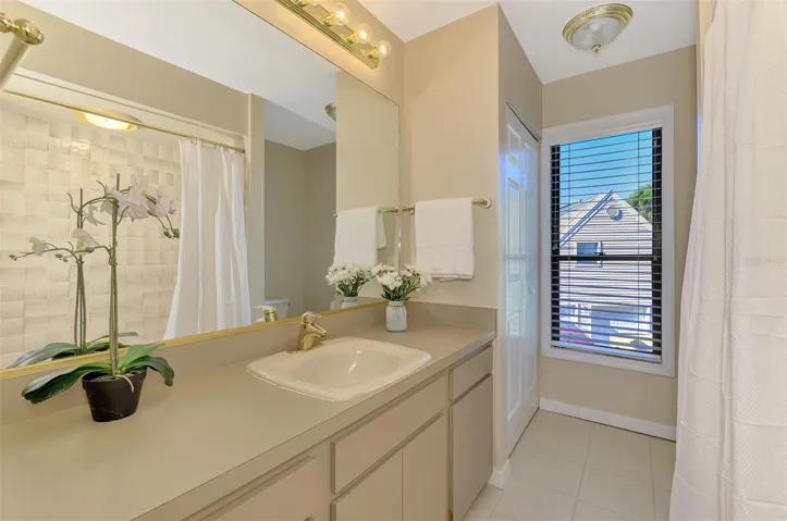 Bedroom 2 - en-suite bath