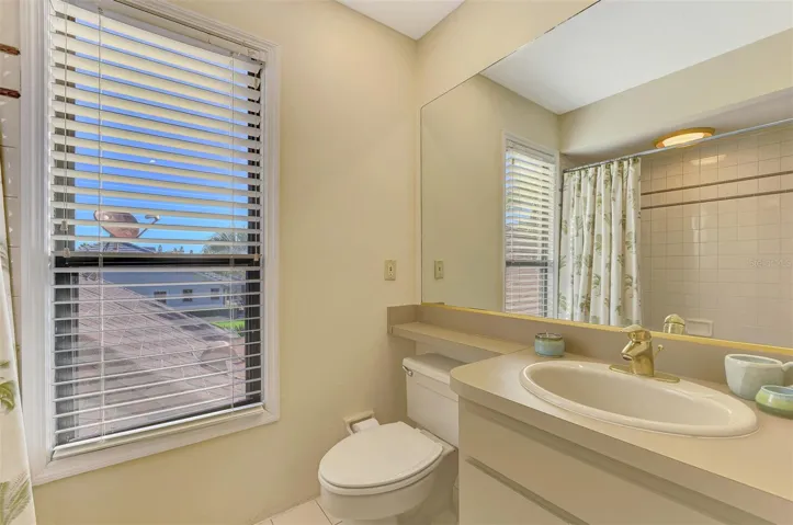 Bedroom 3 - en-suite bath