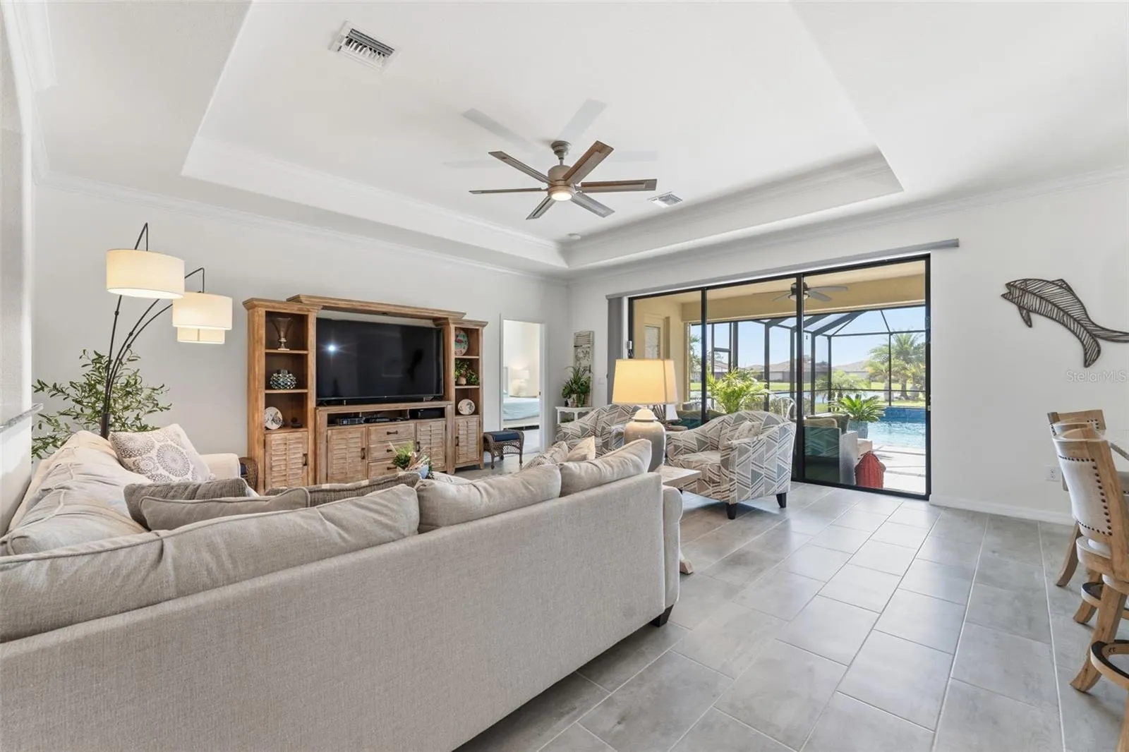 Large living/great room with tray ceiling