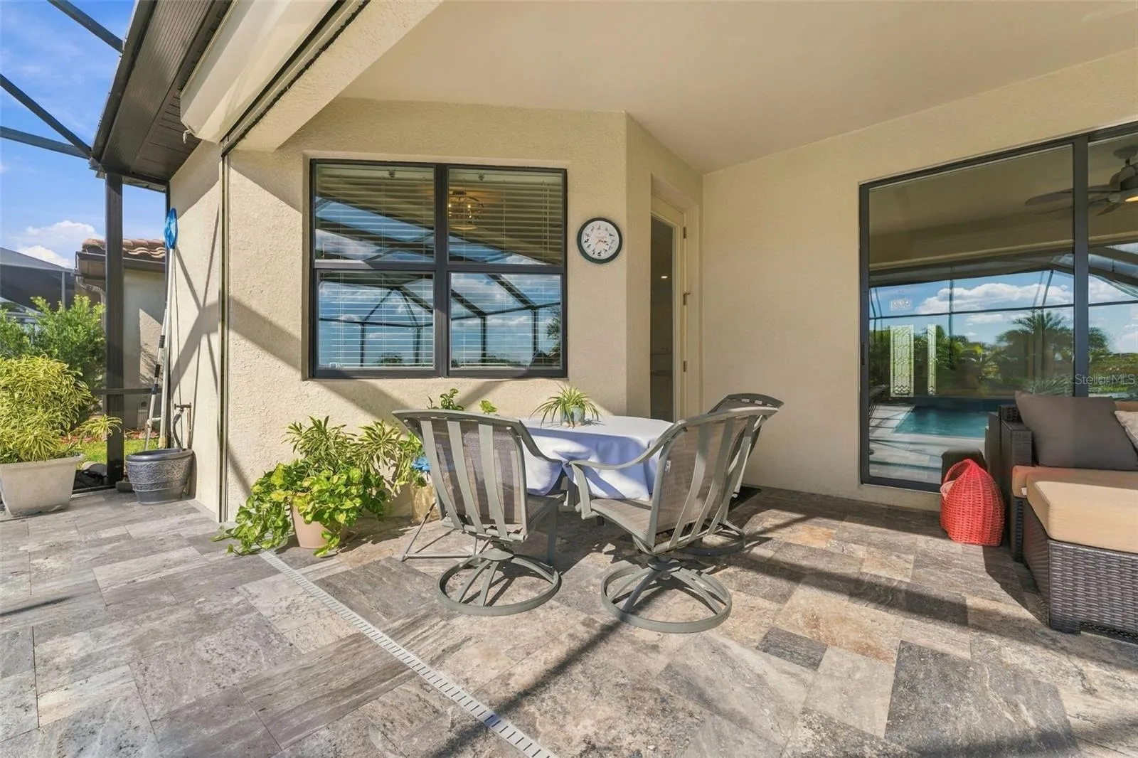 Another view of lanai