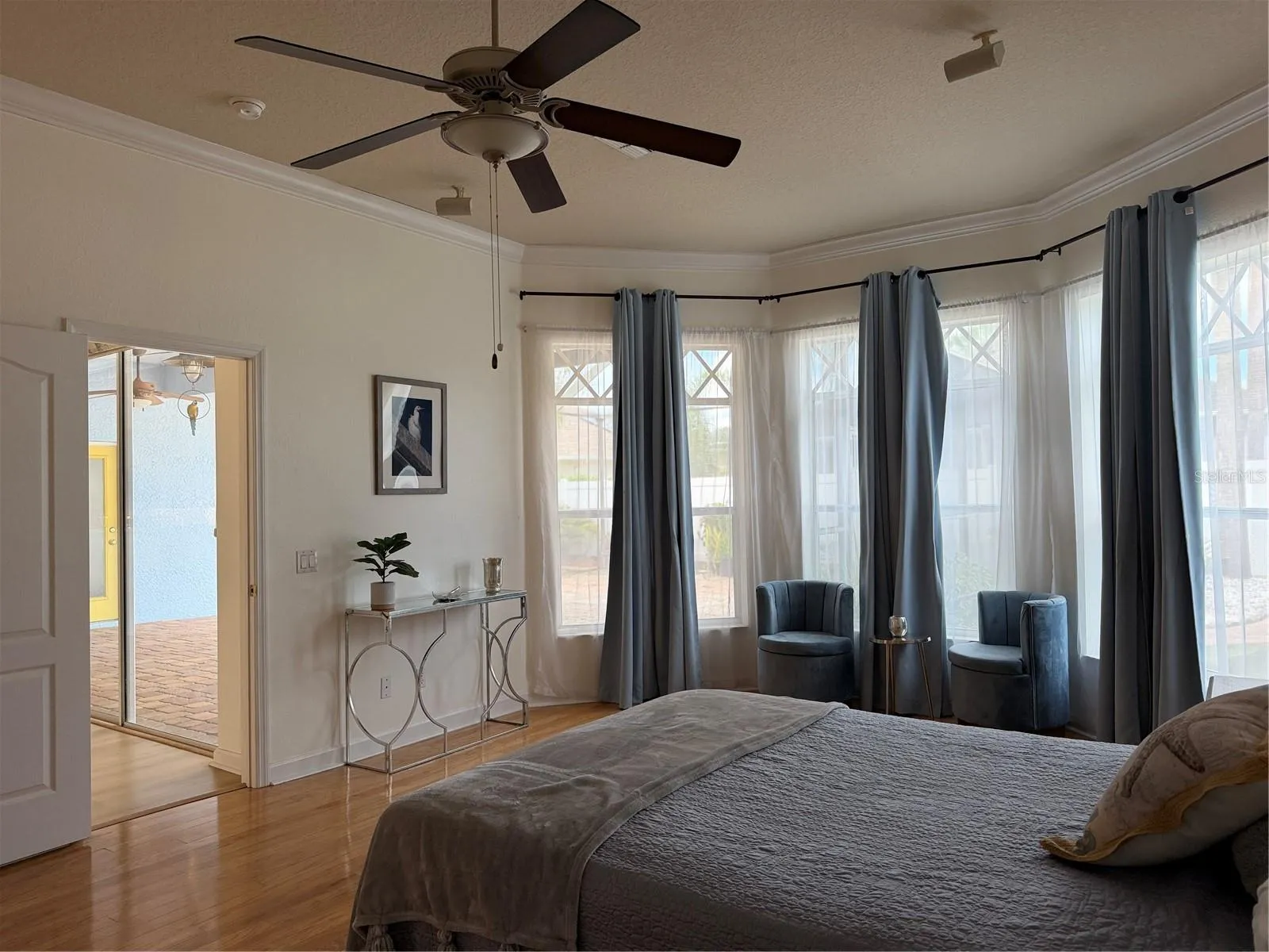 Crown molding at the ceiling