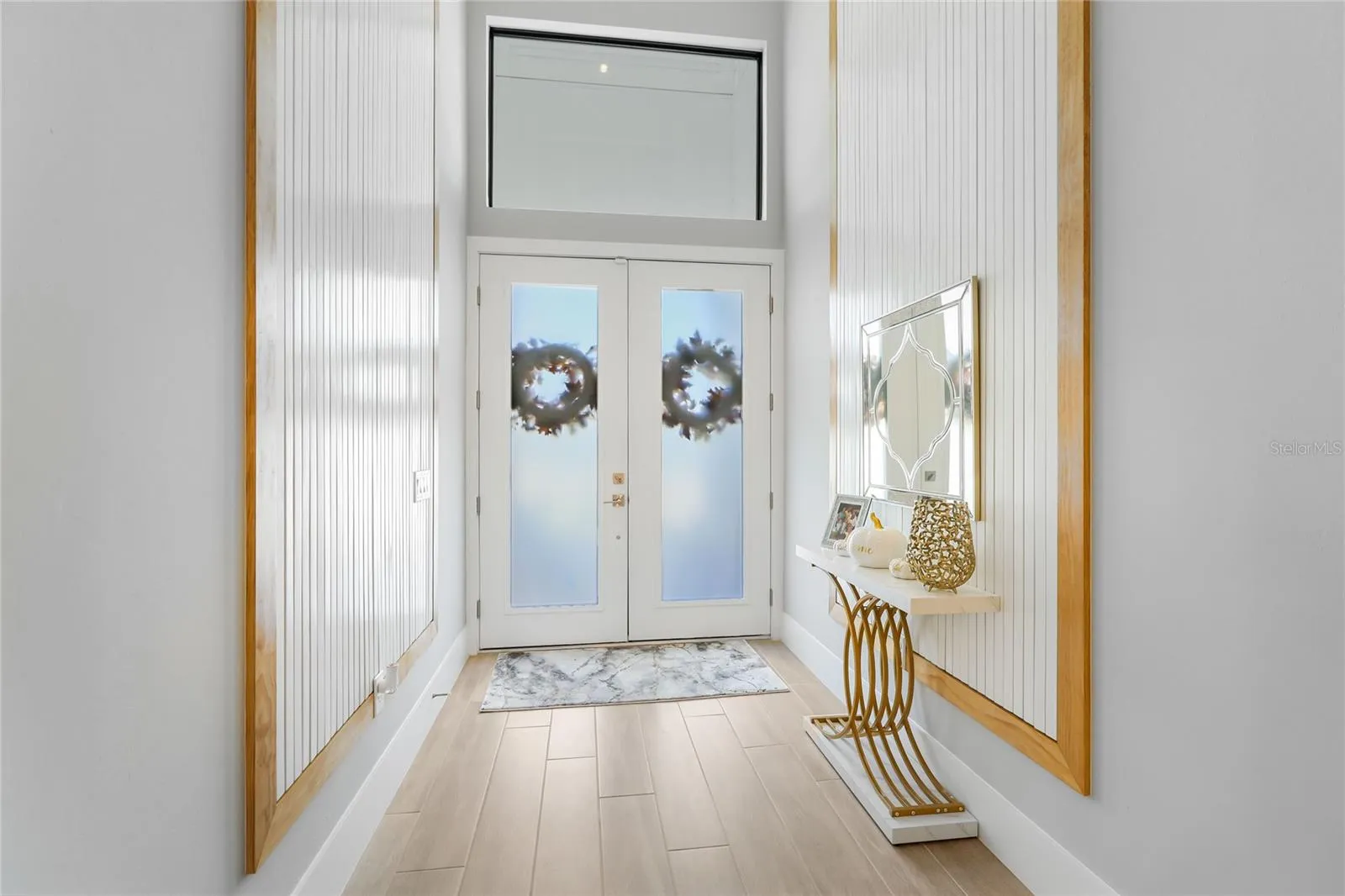 Dramatic double door, 2-story entrance
