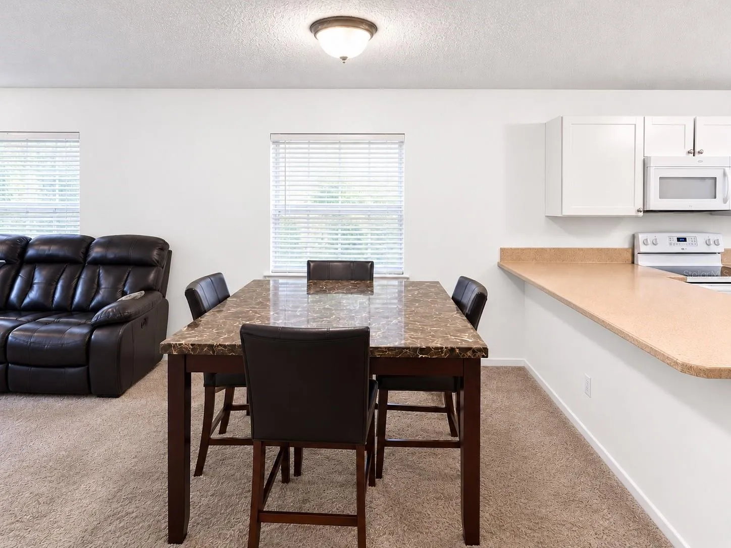 942 dining area