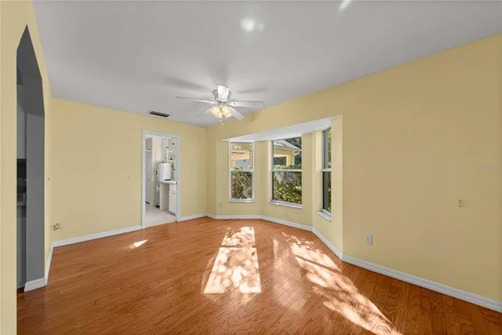 Dinning room with bay window