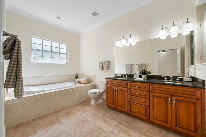 Primary En Suite Bathroom w/Dual Sinks!