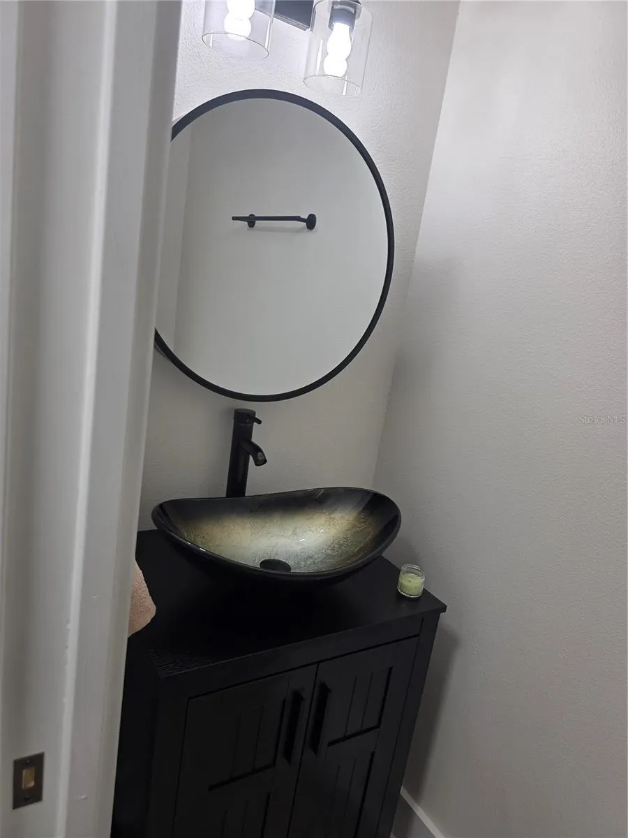 Guest 1/2 bath