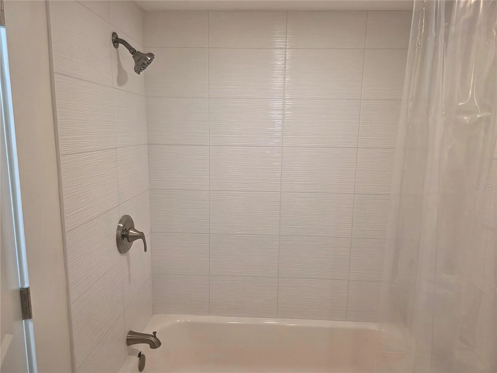 Master with bath tub