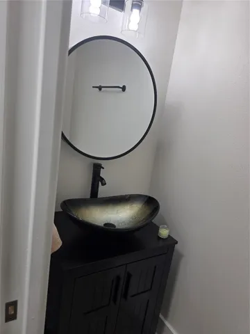 Guest 1/2 bath