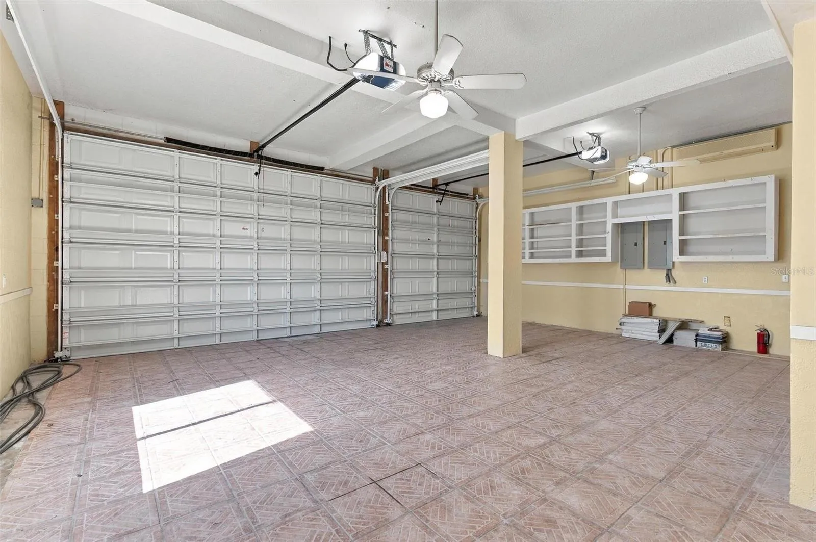 Garage w/7.5' doors