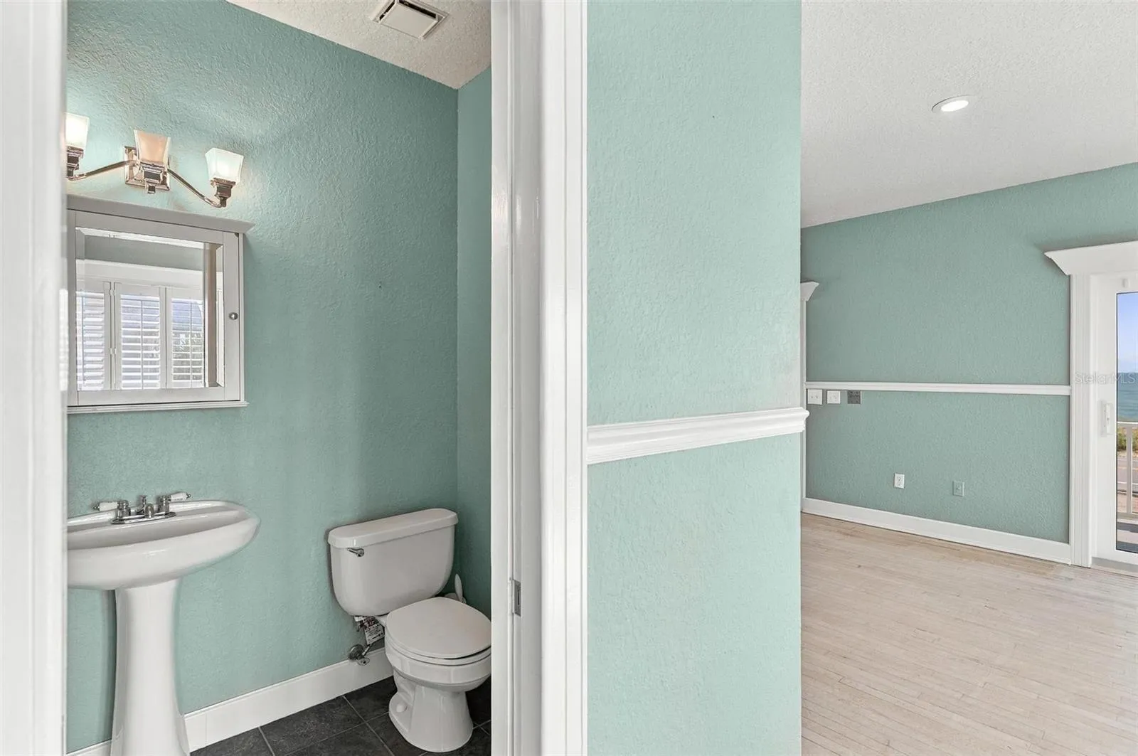 2nd floor 1/2 bath
