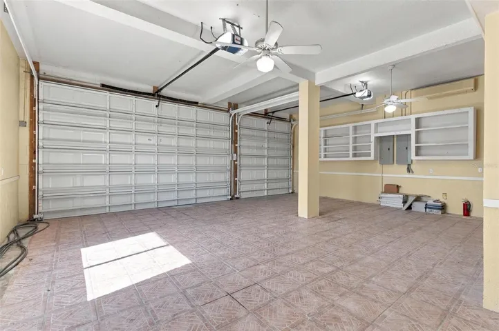 Garage w/7.5' doors